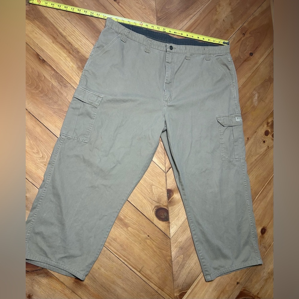 Men's Wrangker Classic Khaki Cargo Pants size 44x32